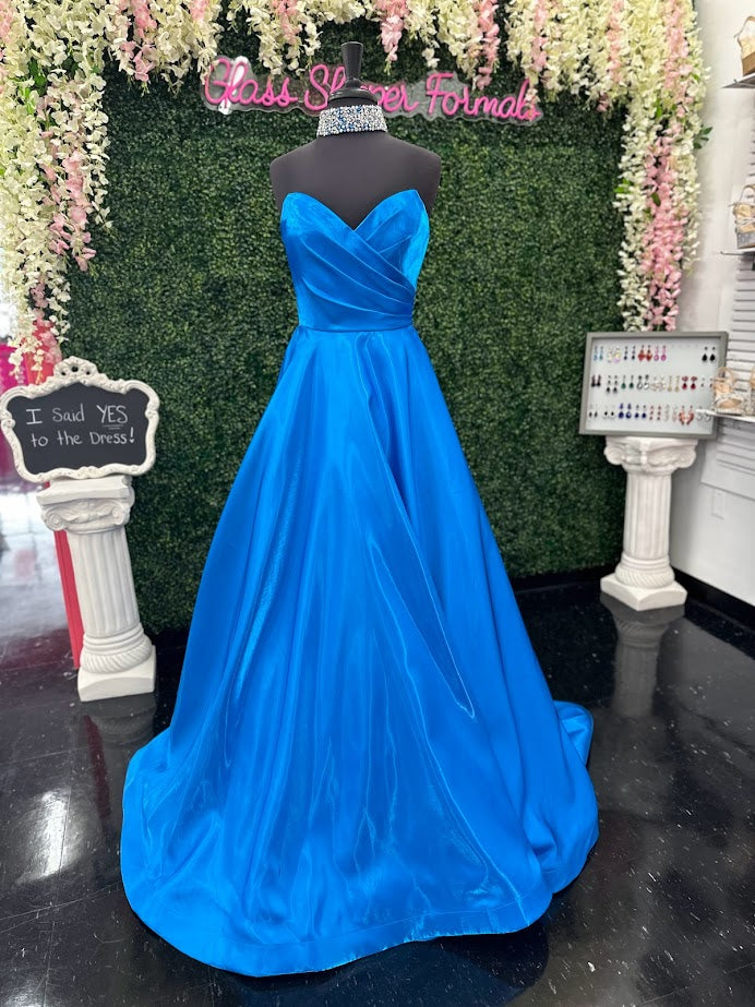 This gorgeous long dress is crafted from beautiful peacock-toned satin and features a sophisticated A-line silhouette along with a crystal choker. With its timeless design, it's perfect for prom, pageants, and other special occasions.  Size: 10  Color: Peacock